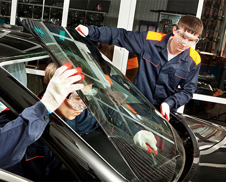 windshield replacement technicians cracked broken windshield car accident